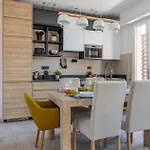 Guesthost - Charming Modern In *